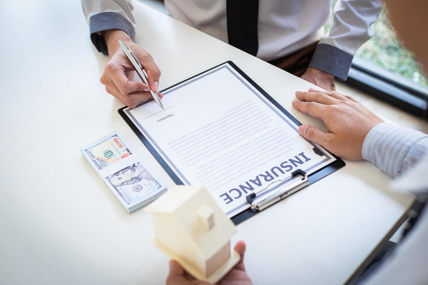 Có nên mua bảo hiểm nhân thọ khi kinh tế suy thoái?